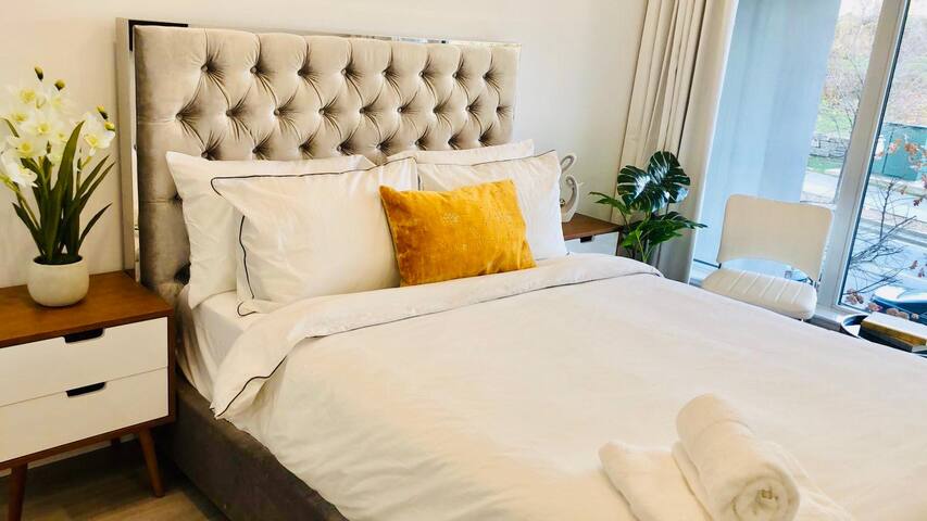 Chic 2BD Downtown Toronto Suites gallery image 4