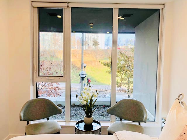 Chic 2BD Downtown Toronto Suites