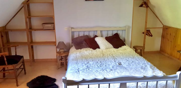 Habitación Chalet
Cama 140 
Colchón nuevo 
1 cómoda
1 mini armario
Habitación cerrada 
Se encuentra en el mismo piso que la habitación semiabierta 
