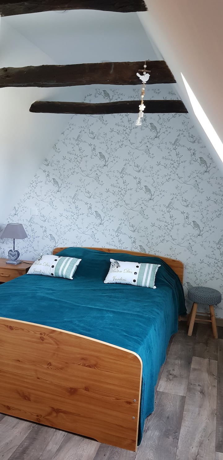 Habitación con pájaros
Se encuentra arriba por encima de la cocina sin ninguna habitación al lado 
Cama de 140 cms 
1 cómoda
Colchón nuevo