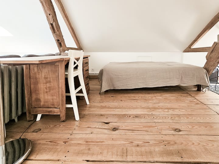 1階-ベッドとデスク