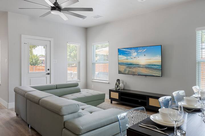 Stockyards Downtown FW Dickies Arena TCU Sleeps 16 gallery image 5