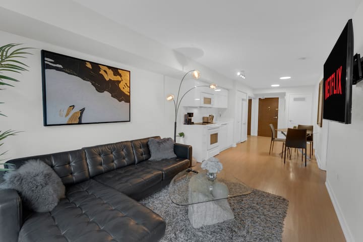 Cozy 2BR – 5 min to CN Tower – FREE Parking
