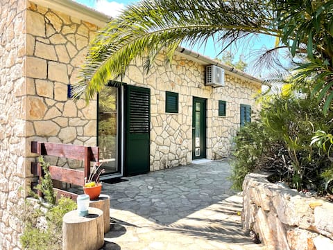 Top Airbnb: Apartment Utopia, Zavala, Hvar in Općina Jelsa