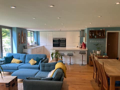 Large Family House, 4/5 bedrooms and 2 bathrooms