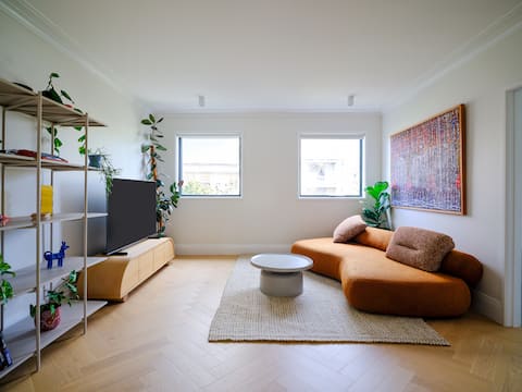 Top performing Airbnb: 2B 2B Luxe Architect-Designed Apartment Kingston in Kingston