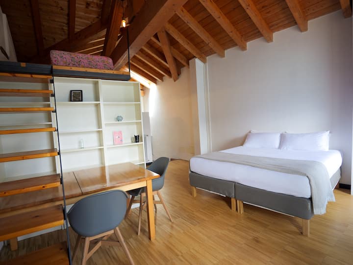 Juu ya roshani kuna vitanda 2 vya mtu mmoja pamoja na kile kinachoonekana kwenye picha