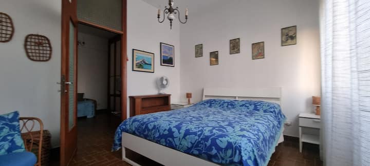 Spálňa s manželskou  posteľou.