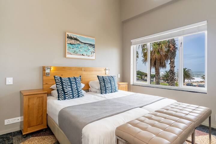 Modern Tidal Pool Apartment gallery image 2