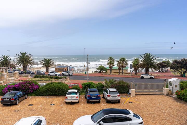 Modern Tidal Pool Apartment gallery image 5