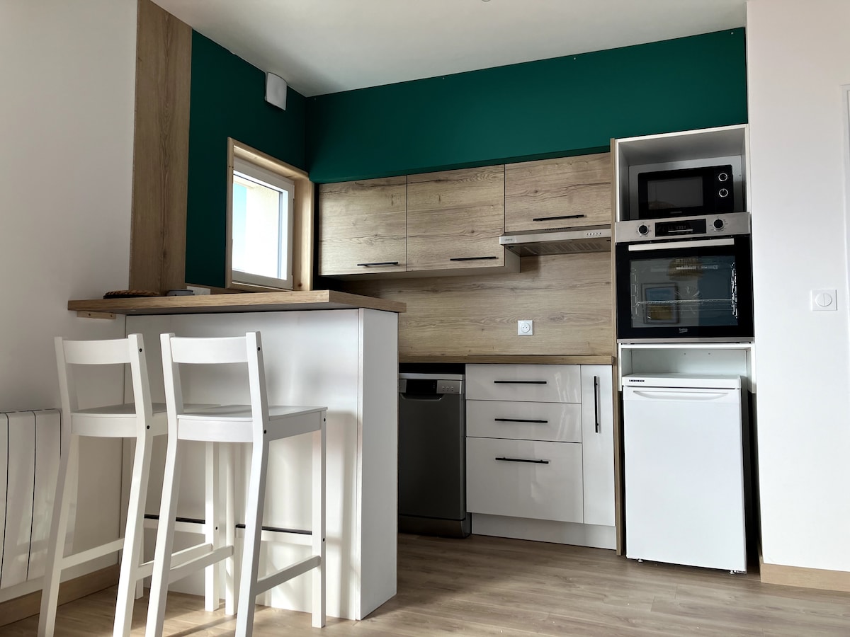 Top performing Airbnb: Apartment with sea view in Camiers