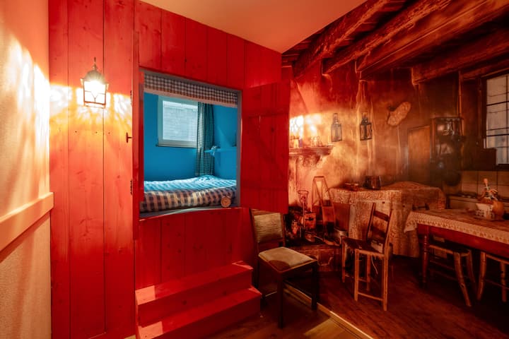 שינה במיטה עם האווירה של העבר אבל עם הממדים של היום (1.60x2.00). מראה נעים ונעים עם פרטים מצחיקים שונים