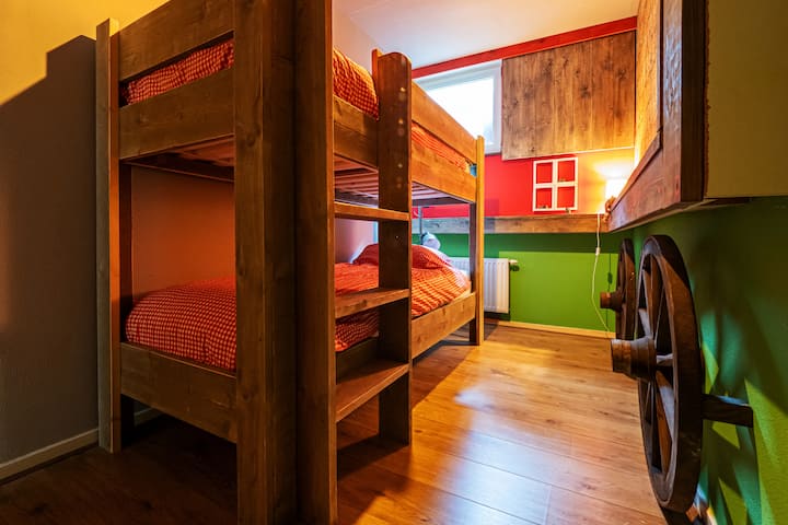 חדר השינה הזה נותן לכם את הרעיון של שינה באסם חציר. בין החציר לבין החיות.  המיטות הן 0.80x2.00)