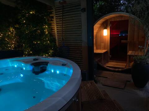 Spacious Villa with Hottub Sauna Games room included