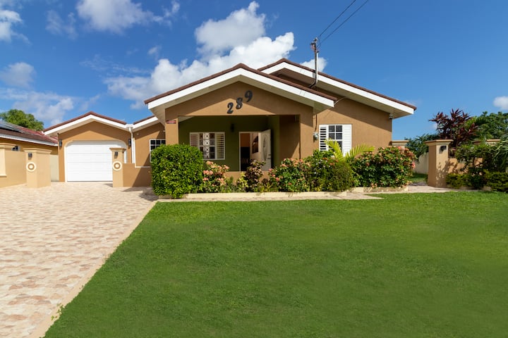8bedrm Oasis ~Draxhall ~Pool ~Gym ~Plygrnd ~Tennis - Jamaïque