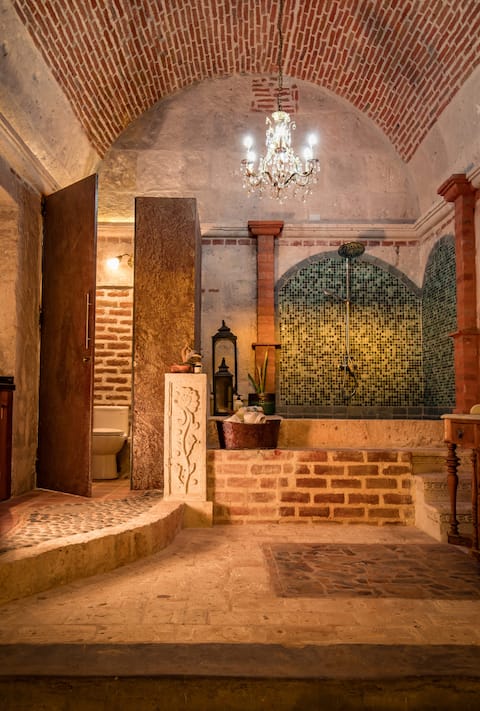 Enchanting Sillar Suite with jacuzzi.  City center