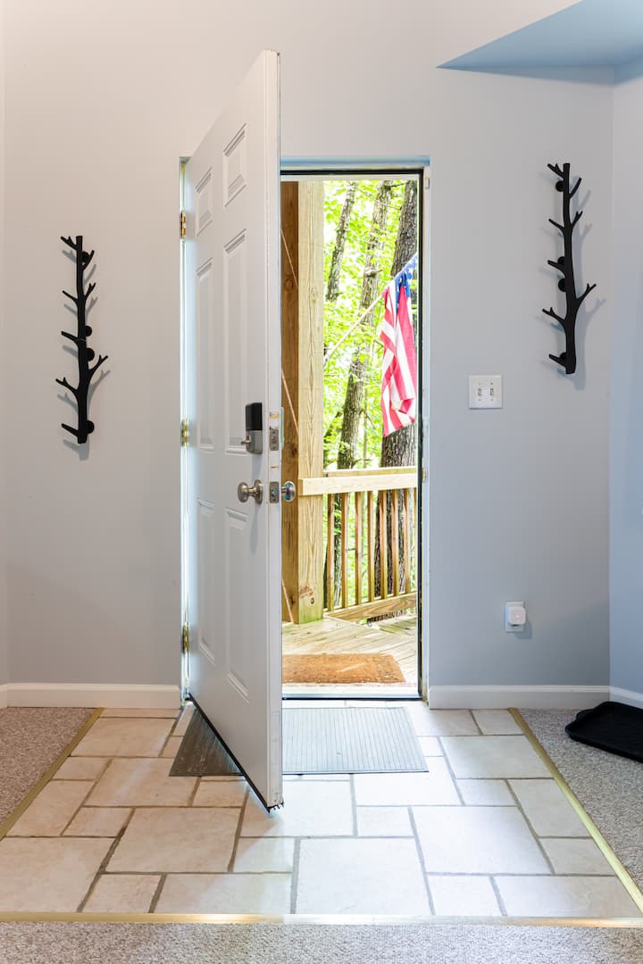 Შედით ქვედა სტუდიოში ცალკე მისასალმებელი კარით.