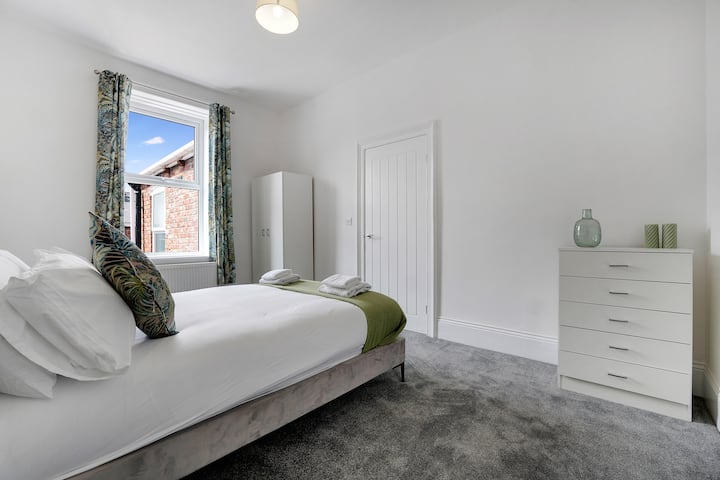 Საძინებელი 4 სარგებლობს კომფორტული ორადგილიანი საწოლით, რომელშიც უამრავი სათავსოა. 