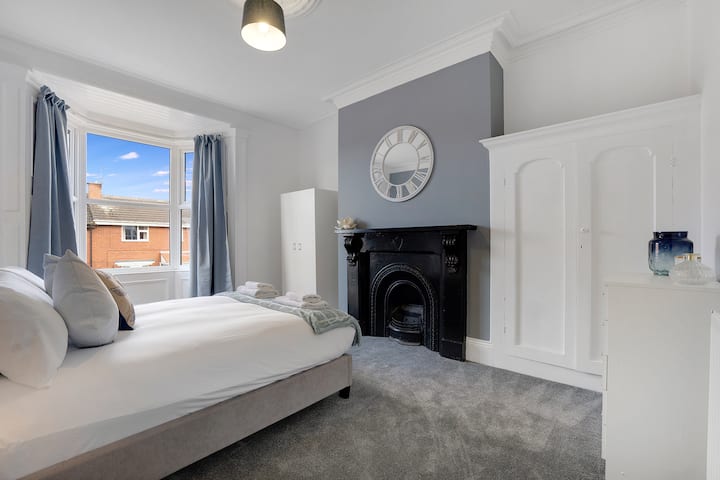 Საძინებელი 2 სარგებლობს კომფორტული ორადგილიანი საწოლით, რომელშიც უამრავი სათავსოა. 