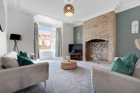 Stunning 4 Bed Home,FREE Parking