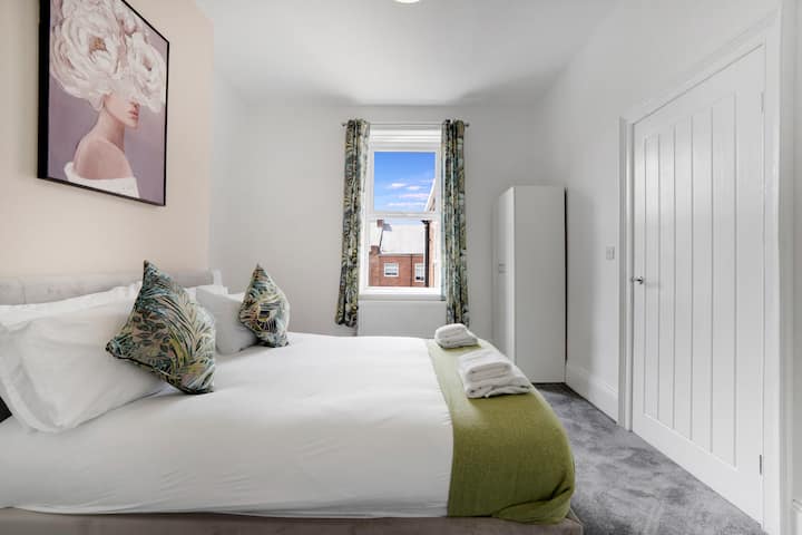 Საძინებელი 1 სარგებლობს კომფორტული ორადგილიანი საწოლით, რომელშიც უამრავი სათავსოა. 