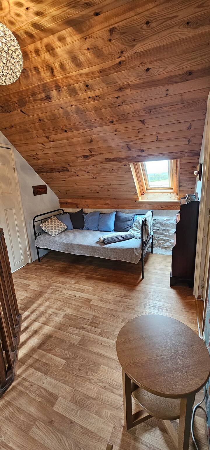 Tercera cama para un niño o adolescente, en el rellano de arriba