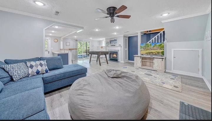 Herňa na nižšej úrovni, kuchynský kút s barom a umývadlom, veľká spálňa, kúpeľňa s toaletou a práčovňa.  