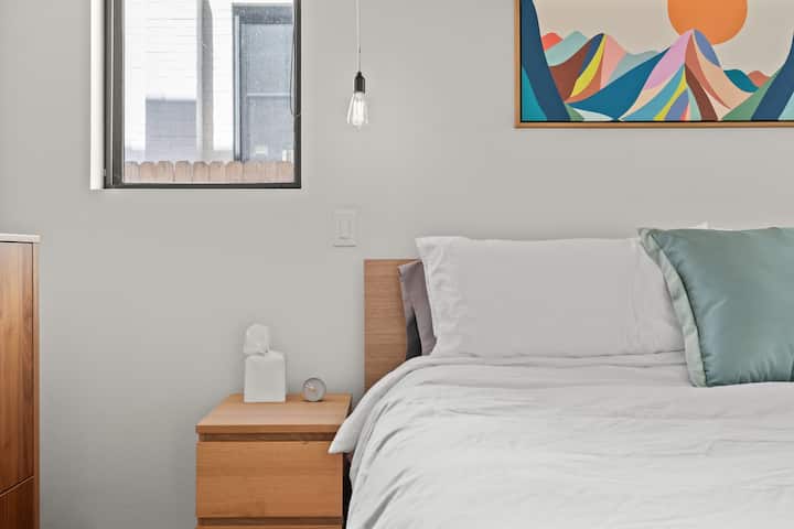 Брачна спална соба на главниот кат со сопствена бања