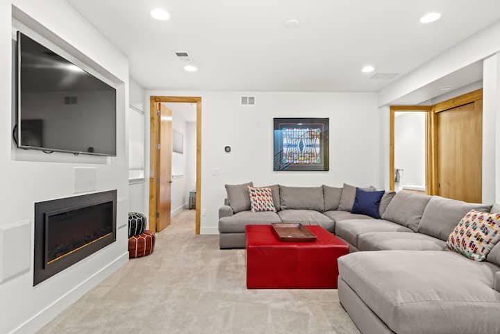 Соба за забава на пониско ниво/ втора дневна соба