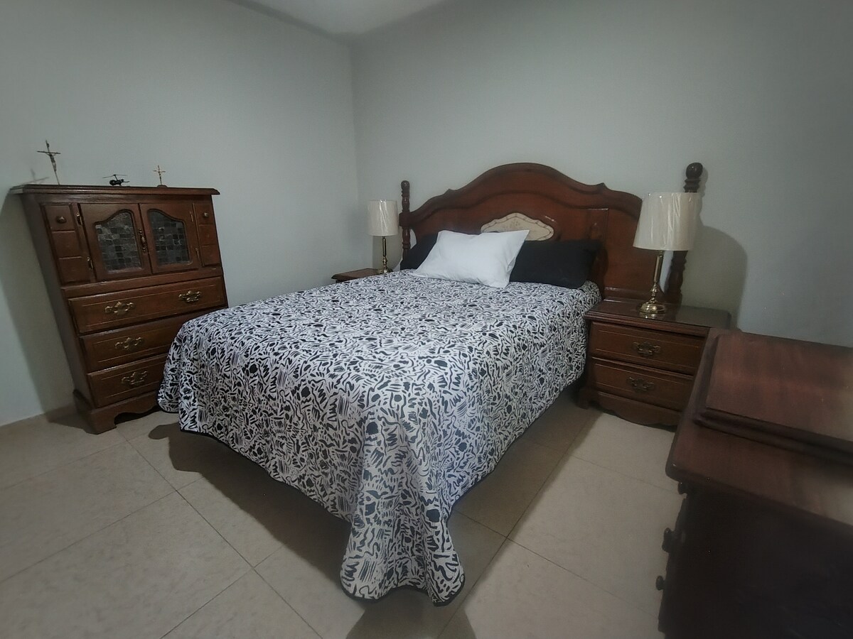 spavaća soba br. 1 s bračnim krevetom, TV-om i ormarom s vratima s ključem