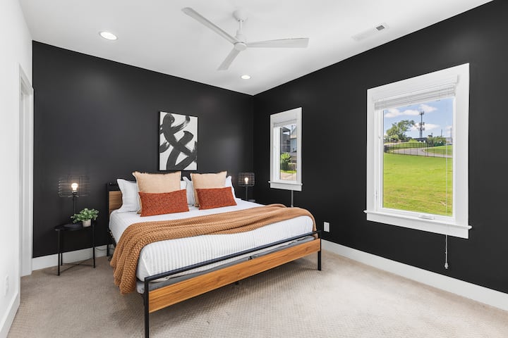 Საძინებელი №2 დიდი საწოლით, ჭერის ვენტილატორით და კარადით, რომელიც მდებარეობს მესამე სართულზე. Ჯეკ ‑ ენ ‑ ჯილის სააბაზანო, რომელიც ერთმანეთთან აკავშირებს ამ ოთახსა და საძინებელს №3.