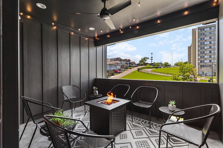 Patio FirePit Garage -Walk to Coffee, Restaurants gallery image 2