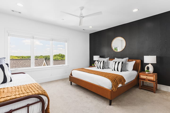 Საძინებელი №4 ზედა სართულზე დიდი საწოლით, ტყუპი საწოლით, სმარტ-ტელევიზორით, დიდი სააბაზანოთი და უზარმაზარი შესასვლელი კარადით.