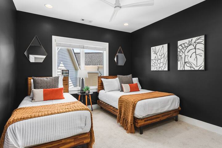 Patio FirePit Garage -Walk to Coffee, Restaurants gallery image 4