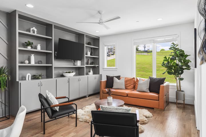 Patio FirePit Garage -Walk to Coffee, Restaurants