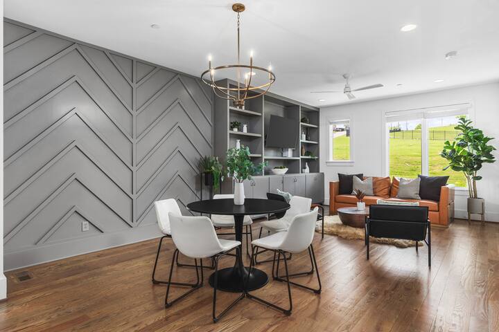 Patio FirePit Garage -Walk to Coffee, Restaurants gallery image 5