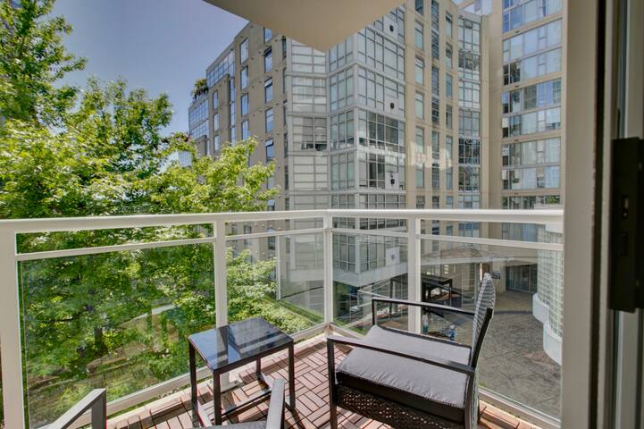 Modern 2-Bed, 2-Bath Urban Oasis gallery image 3