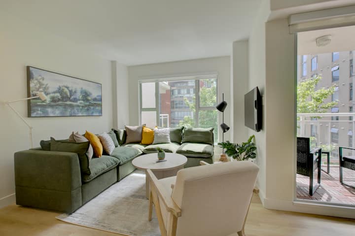 Modern 2-bed, 2-bath Urban Oasis - Vancouver