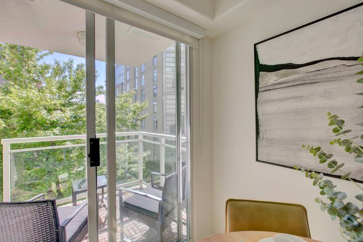 Modern 2-Bed, 2-Bath Urban Oasis gallery image 4