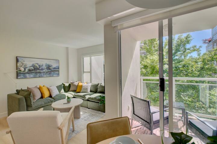 Modern 2-Bed, 2-Bath Urban Oasis gallery image 2