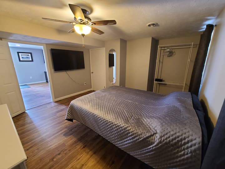 Основна спалня - регулируемо легло с нулева гравитация със затъмнени завеси за удобство. 