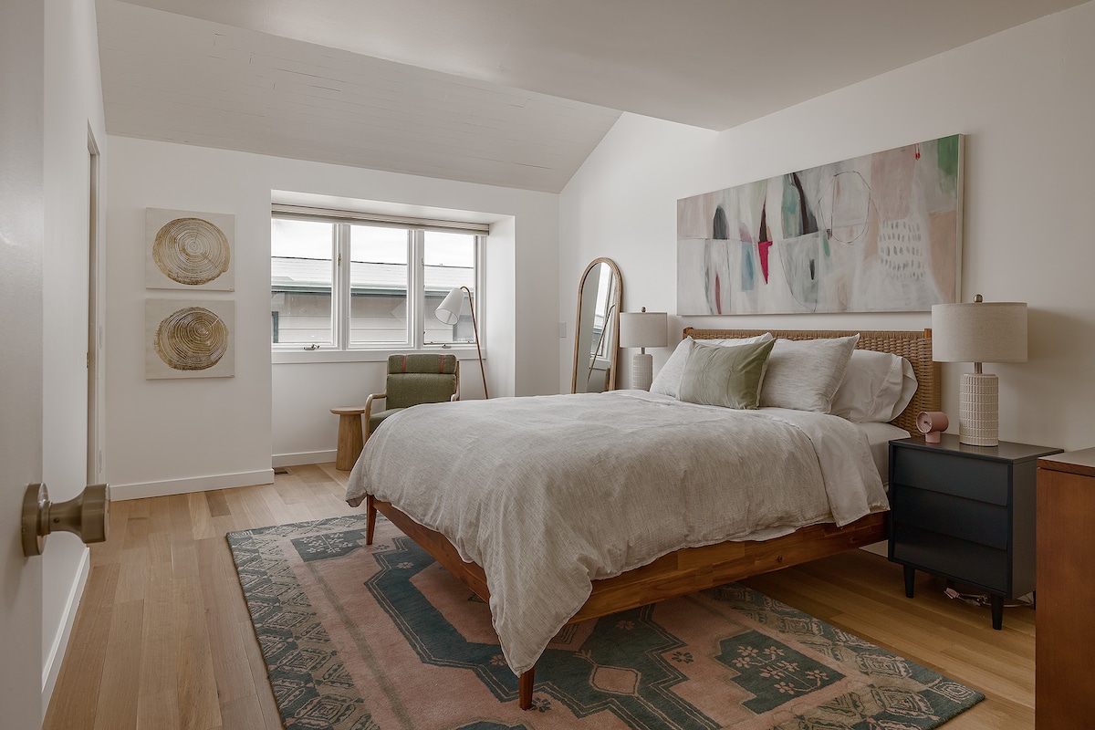 חדר שינה 1 עם מיטת קווין וחדר רחצה צמוד