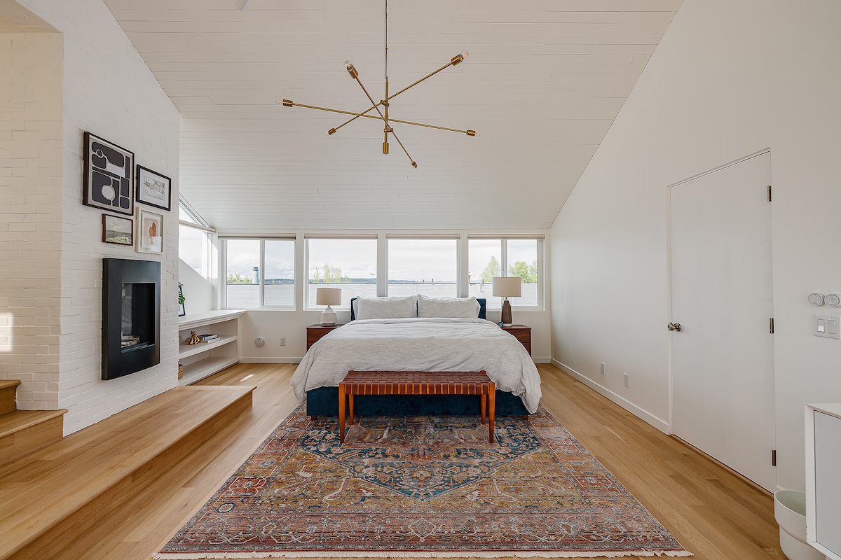 חדר שינה ראשי עם מיטת קינג