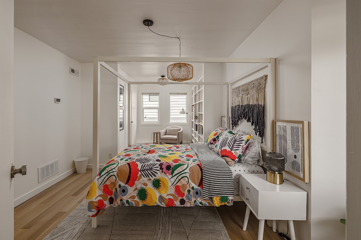 חדר שינה שלישי למטה עם מיטה מלאה