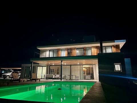 Serrano splendour, luxury between lake and mountains.