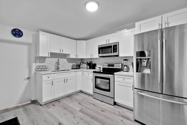 6 Bedroom Hollywood Pool Home gallery image 3