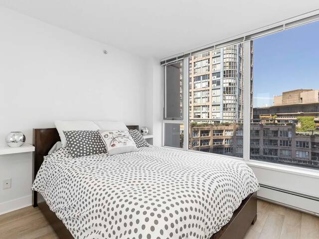 RARE-4BD/3BTH CityTownHouse W-Rooftop ~Hottub/Pool gallery image 3