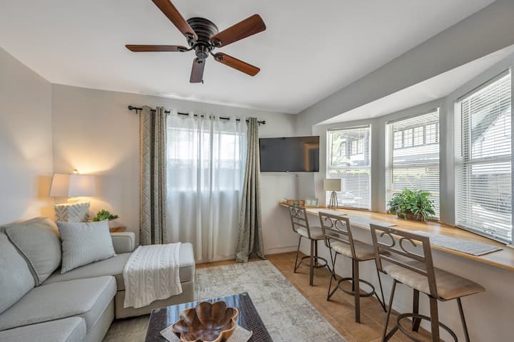 Sala de estar en la planta baja. Sofá cama plegable. Comedor y espacio de trabajo con vistas al patio. Televisor inteligente y wifi disponibles 