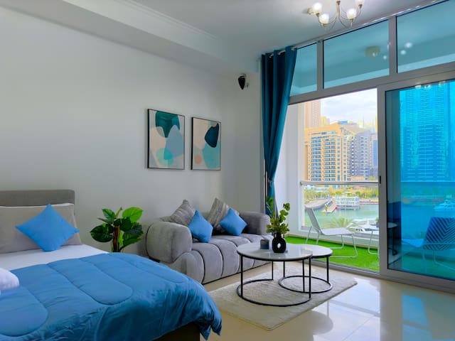 Huge Studio Top Location, balcony and canal view