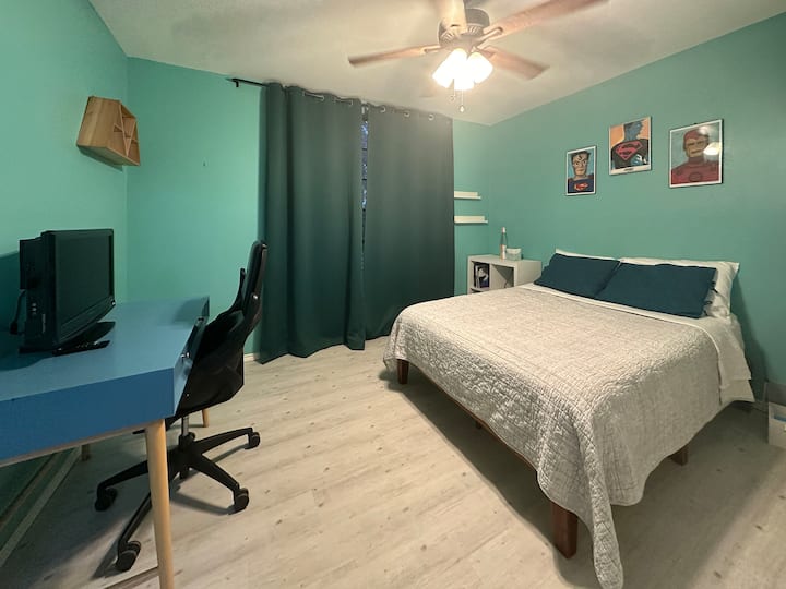 Cette deuxième chambre dispose d'un lit double confortable, d'un bureau, d'un dressing et d'une salle de bain attenante avec un bidet. Profitez d'un divertissement à la télévision avec un Fire Stick. Parfait pour le travail et la détente